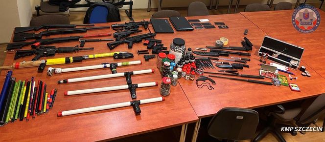 Ostrzelali kamienicę w centrum miasta. Jeden z nich miał w domu cały arsenał