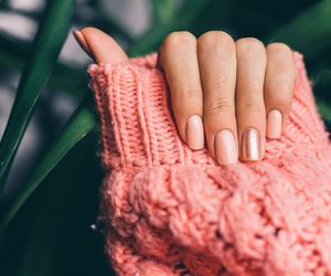 Manicure na wiosnę zachwyca prostotą. Zapomnij o mocnych kolorach i bogatych zdobieniach