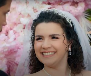 Melis ogłosi, że jest w ciąży z Egem i w ten sposób zmusi go do ślubu.