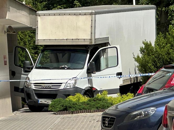 Auto wjechało w budynek sądu w Warszawie. Kierowca z impetem wyłamał szlaban i wjechał na zamknięty teren