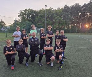 Trwa nabór dzieci i młodzieży do drużyny rugby w Bydgoszczy. Na początku zawodnicy trenują z tarczą z gąbki