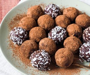 Czekoladowe kulki mocy. Najprostszy przepis na zdrową fit przekąskę