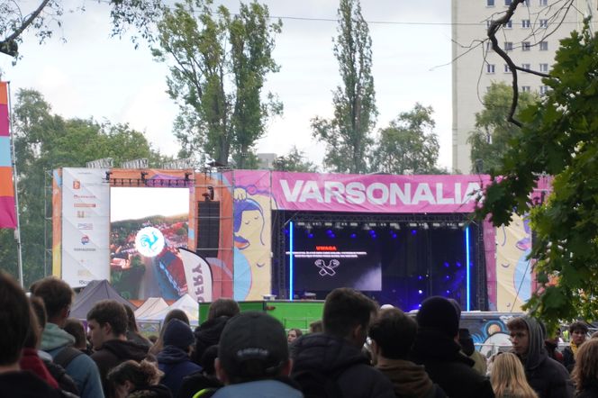 Studenci Politechniki gromadzą się w okolicy terenu juwenaliów