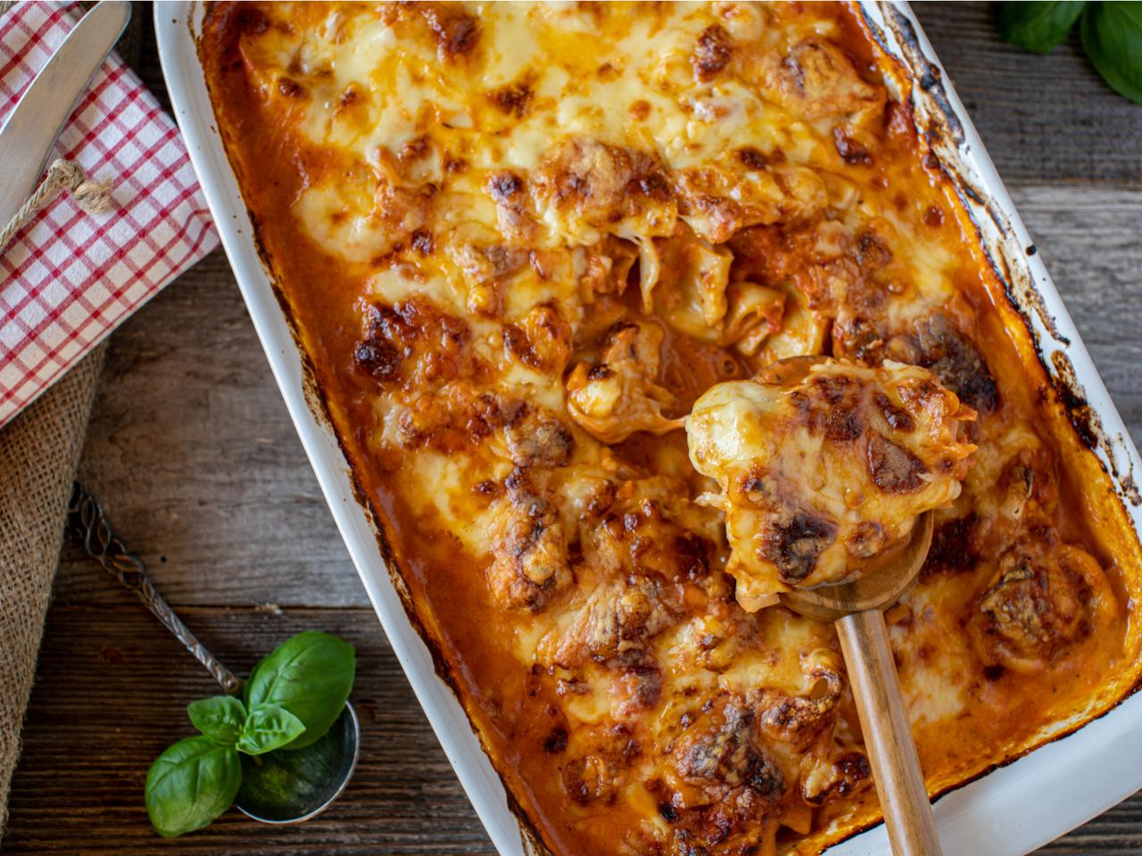 Grzybowe tortellini zapiekane w sosie bolońskim: prosto i pysznie