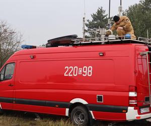 Efektowne ćwiczenia straży w Toruniu. Bus zmiażdżony przez czołg, ewakuacja spadochroniarzy i ewakuacja przysypanych osób z wykopu