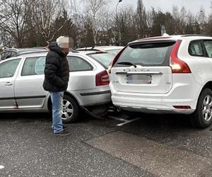 Drogowa demolka na Mokotowie. Rozbiła 8 samochodów, w aucie walały się butelki