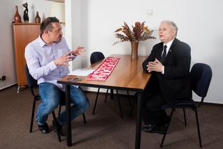 Prezes Kaczyński z szalikiem kibica