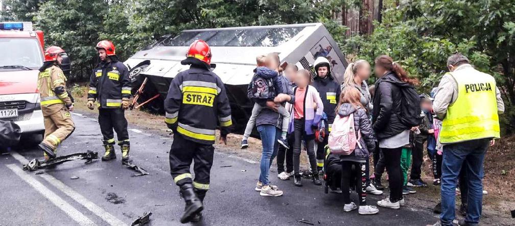 Autobus pełen dzieci wyleciał z szosy