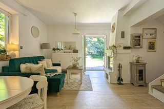 Zatopiony w zieleni dom pod Warszawą