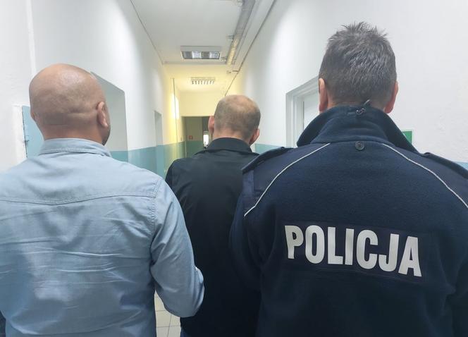 Ukradli towar, zniszczyli drzwi do sklepu i uciekli. Bełchatowianie wpadli przez monitoring