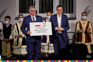 Premier Mateusz Morawiecki przyjechał na Podlasie i rozdaje czeki 