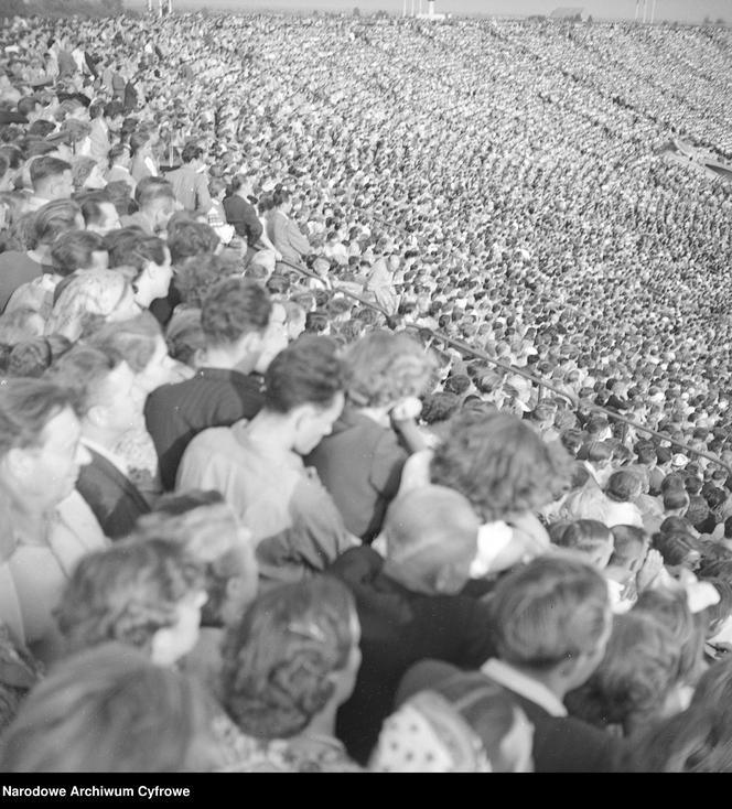 Stadion X-lecia. Uroczyste otwarcie II Międzynarodowych Igrzysk Sportowych Młodzieży w 1955 r.