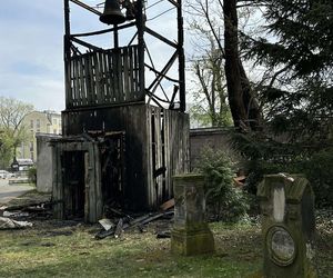 Pożar zabytkowej dzwonnicy w Warszawie