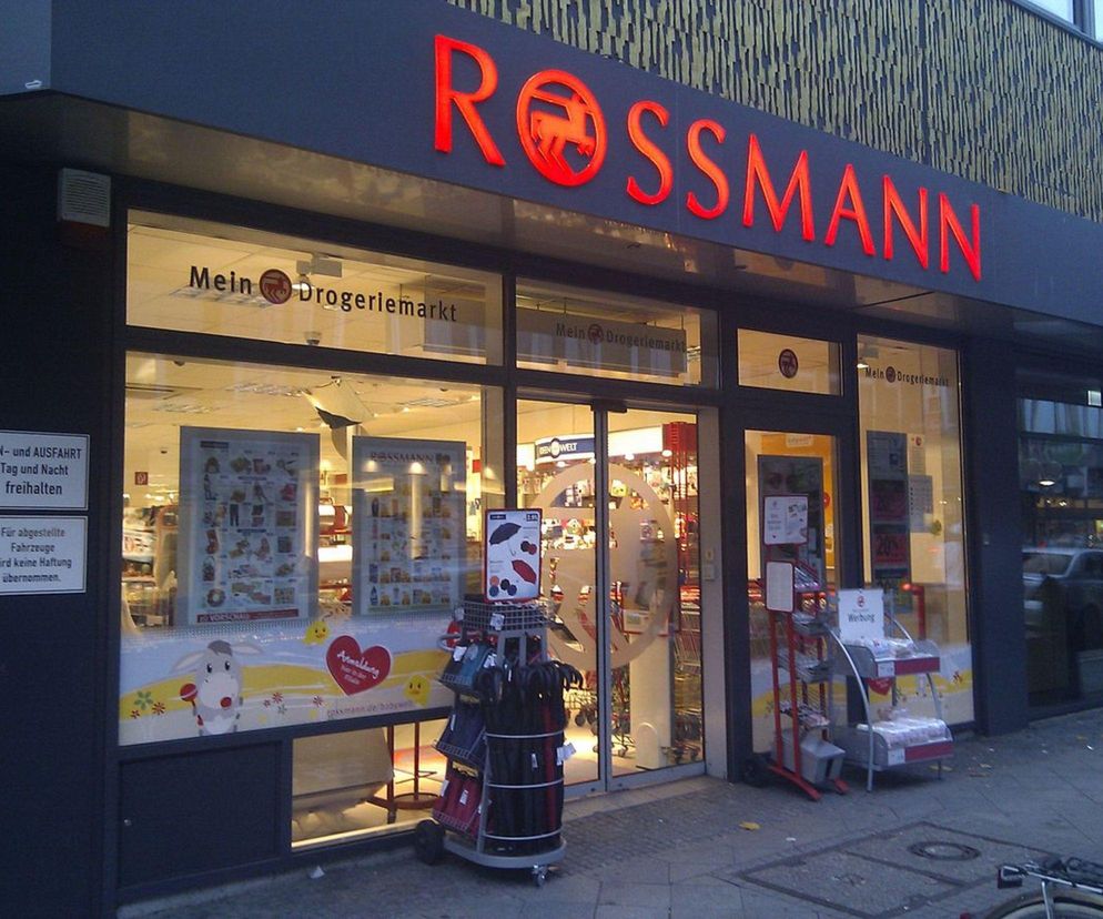 Rossmann rozdaje prezenty przy kasie. Ale tylko niektórym klientom. Na czym polega nowa akcja?