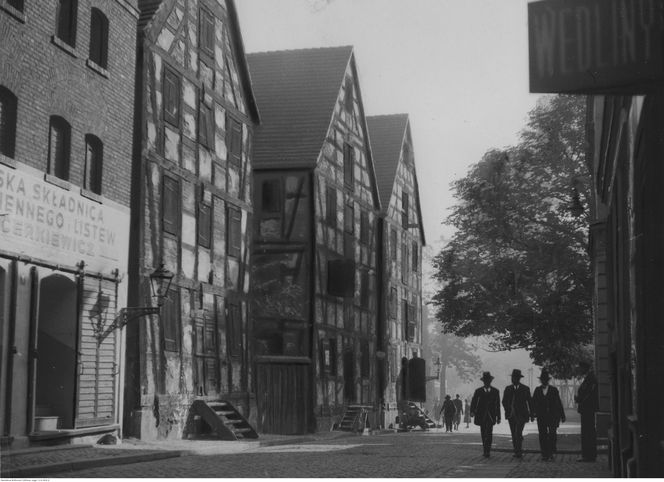 Tak wyglądały spichrze nad Brdą w Bydgoszczy przed pożarem w 1960 roku. Ogień strawił doszczętnie dwa z nich