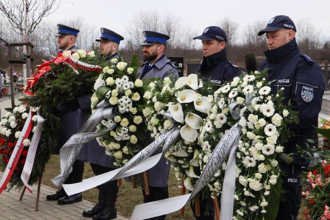 Tarnów. Policjanci pożegnali mł. asp. Artura Tomczaka. Trębacz zagrał wzruszający utwór