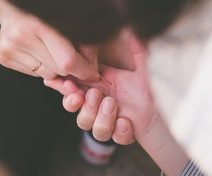 Jak wyciągnąć drzazgę? 5 bezpiecznych sposobów 