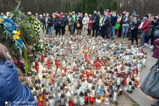 Fani opłakują Krzysztofa Krawczyka. Tłumy na cmentarzu w Grotnikach [ZDJĘCIA]