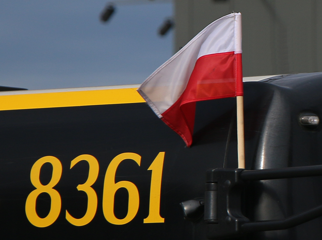 Autobus ZTM z flagą Polski
