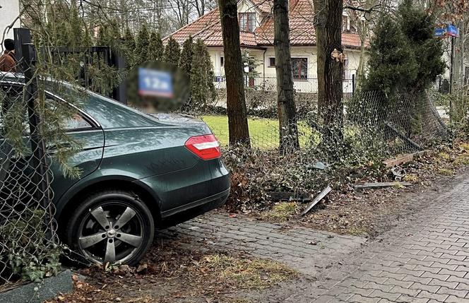 Wjechał w ogrodzenie na Białołęce. Prowadził bez uprawnień