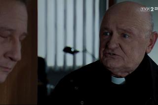 M jak miłość, odc. 1441. Staszek (Sławomir Holland), ksiadz (Maciej Damięcki)