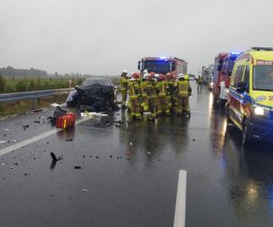 Poważny wypadek na S5 koło Leszna. Samochód uderzył w małzeństwo