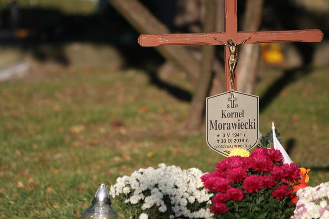 Mateusz Morawiecki wraz z rodziną odwiedził grób ojca
