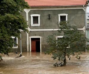 Bystrzycka Kłodzka pod wodą. Wielka woda zalała miasteczko na Dolnym Śląsku