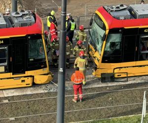 Zderzenie dwóch tramwajów w Warszawie. Wiele osób rannych