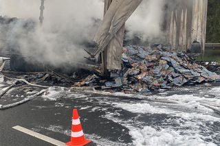 Duże straty po pożarze naczepy na S5 koło Leszna i długi paraliż drogi [ZDJĘCIA]