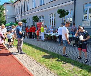 Nowa ławka Gaudiego została uroczyście odsłonięta podczas Pikniku Rodzinnego 2024 w siedleckiej Jedynce