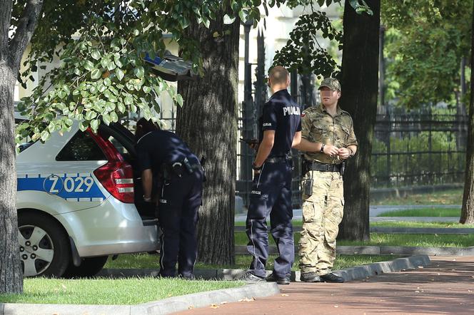 PIJANY OFICER BOR W KANCELARII PREMIERA