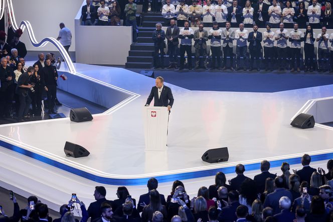 Konwencja KO w Gliwicach. Tusk, Trzaskowski, Protest związkowców i sprzedaż flag Polski i UE