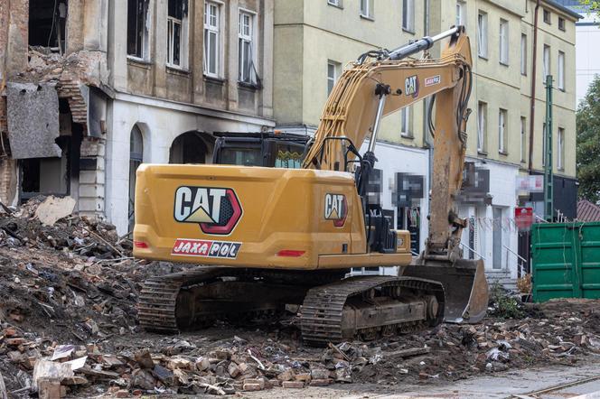 Spalona kamienica w Poznaniu znika. Trwa rozbiórka budynku  1:44 PM  i to się nie pali kompletnie! 