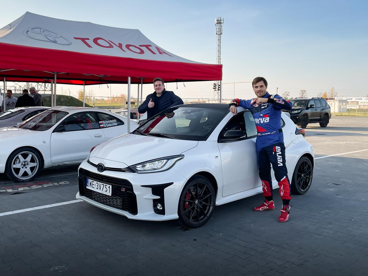 Hybrydowa Toyota Yaris lata za grosze, a sportowy GR Yaris lata bokiem. Kuba Przygoński pokazał mi, jak