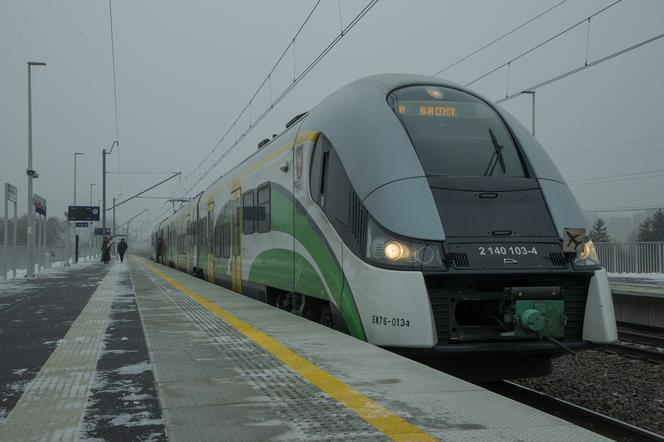 Postawili stację kolejową w szczerym polu. Cztery lata budowy, jeden pociąg na godzinę