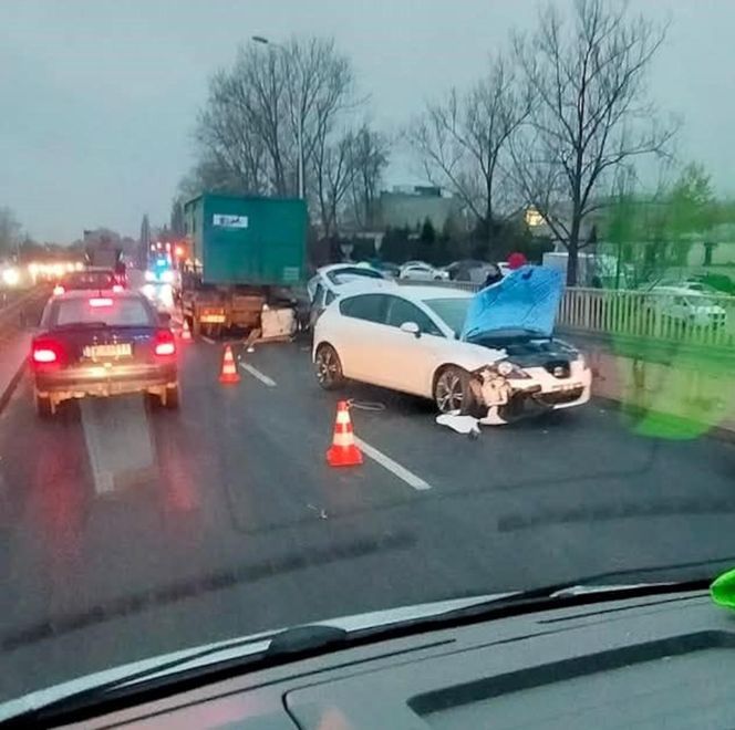 Karambol na ulicy Krakowskiej w Kielcach! Na miejscu karetka pogotowia (2)