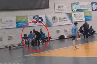 Trener spoliczkował młodego zawodnika podczas meczu. To miało być motywacyjne klepnięcie. Wszystko się nagrało! 