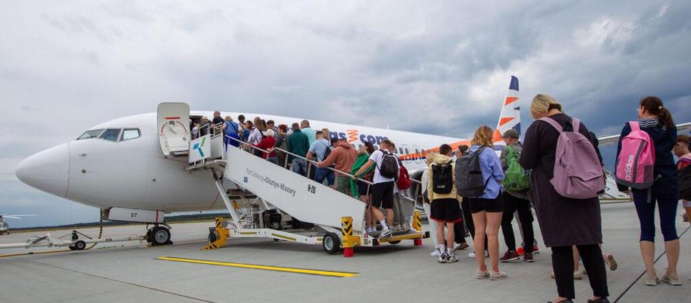 Tłumy na lotnisku w Szymanach. Wystartował pierwszy wakacyjny lot do Albanii. Zobacz zdjęcia