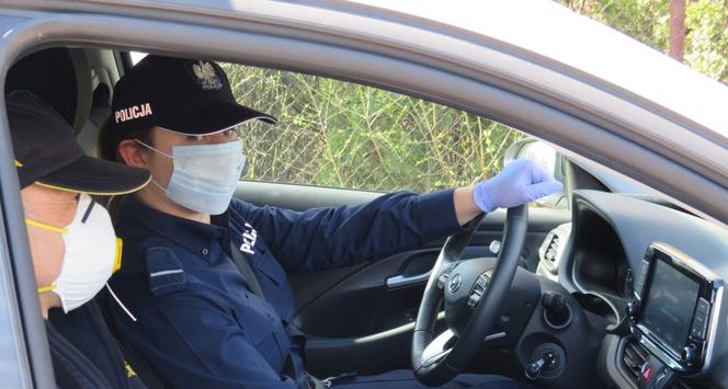 Koronawirus. Policjanci wciąż sprawdzają, czy przestrzegana jest kwarantanna!