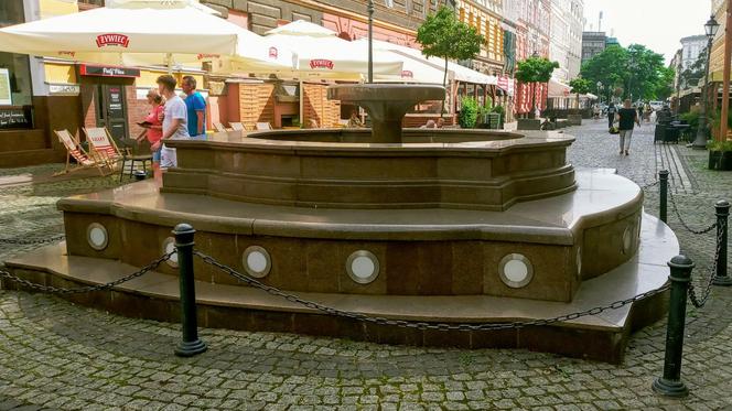 Niedziałająca fontanna na deptaku Bogusława do likwidacji
