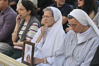 Plac Świętego Piotra wypełniony wiernymi. Modlitwa za papieża Franciszka wzrusza do łez