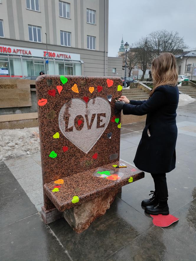 Walentynkowa rzeźba na Placu Artystów w Kielcach