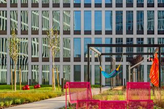 Życie w Architekturze 2025. Projekt terenów zielonych wokół budynków biurowych Face2Face. Małeccy biuro projektowe, Grupa 5 Architekci