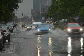 Deszcz na Śląsku zbiera śmiertelne żniwo. Samochód porwała woda! Mężczyzna utonął