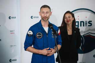 Sławosz Uznański-Wiśniewski na lotnisku Chopina 