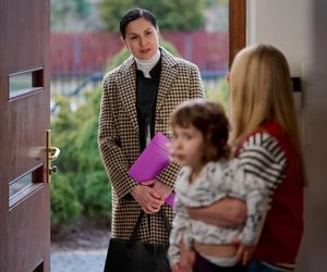 	Na Wspólnej odc 4025. Renata (Marta Jankowska), urzędniczka (Katarzyna Dworak), Zosia (Julia Horyń)