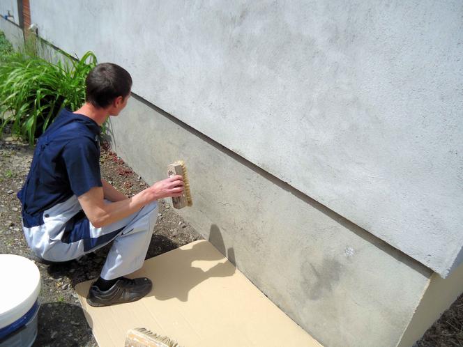 Tynkowanie cokołu: czyścimy ściany przed tynkowaniem