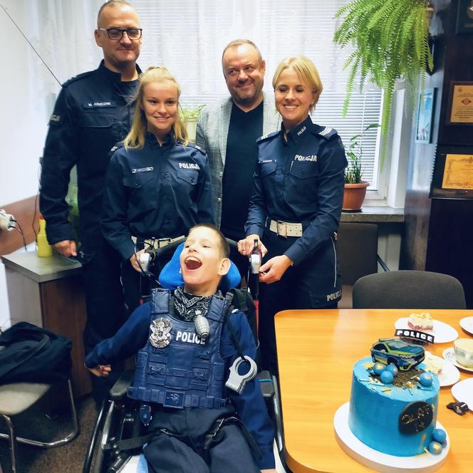 Olaf został najmłodszym policjantem w Małopolsce. Dzień 14. urodzin zapamięta na długo