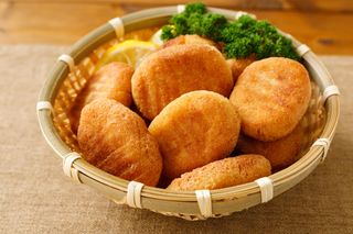 Nuggetsy z tofu to przekąska idealna. Wychodzą chrupiące i pełne smaku